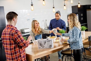 Colocataires discutant autour d'une table